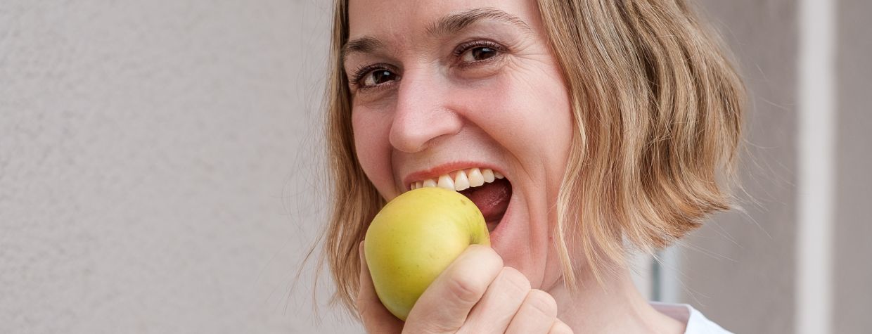 Der Apfel mit Biss ist für uns Sinnbild für die Erkrankung durch Parodontitis.